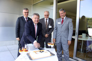  Zeppelin Baumaschinen-Chef Michael Heidemann (Zweiter von links) schneidet die Torte an und Peter Gerstmann (links), Zeppelin Konzernchef, Werner Baumann (Zweiter von rechts), Geschäftsführer der BMTI, und Brian Abbott (rechts), Geschäftsführer vom EDC sowie weltweit verantwortlicher Caterpillar Produktmanager für Mobilbagger freuen sich schon auf das erste Stück 