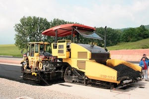  Für den Bau stark belasteter städtischer Straßen und Autobahnen hat Dynapac die neuen Mittelklasse-Kettenfertiger der SD Serie vorgestelltFoto: Dynapac 