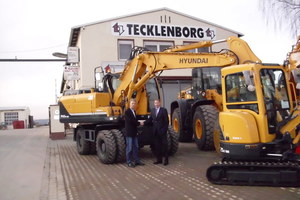  Frank Frickenstein (links), HHI-Vertriebsleiter Deutschland, gratuliertDipl.-Ing. Stefan Rißel, Inhaber von Tecklenborg Baumaschinen, zum neuen Händlervertrag 