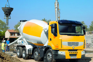  3 Der Renault Premium Lander, der besonders für die Belieferung von Baustellen konzipiert wurde, ist nun als 8x4-Modell erhältlich                       Foto: Renault 