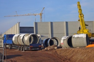  1 Die J. Schnurrer GmbH &amp; Co. KG lieferte die FBS-Stahlbetonrohre zur Einbaustelle auf dem ehemaligen Leipold-Gelände an der Rothenburger Straße in Zirndorf2 Aus Stahlbetonrohren mit den Nennweiten DN 1200 und DN 2000 wurden vier Regenüberlaufbecken erstellt3 Wirtschaftlich und umweltverträglich: Bei der Wahl des Werkstoffes fiel die Entscheidung auf Stahlbetonrohre, die den erhöhten Anforderungen der Qualitätsrichtlinie der Fachvereinigung Betonrohre und Stahlbetonrohre e.V. (FBS) entsprechenFotos: FBS 