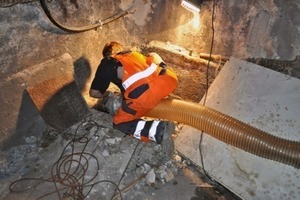  Pneumatischer Einbau eines Schlauchliners über eine Revisionsöffnung in einem alten Keller am Münsteraner Marienplatz 