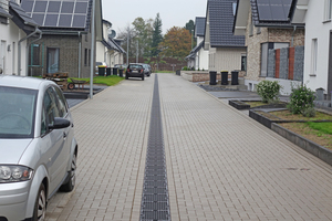  Querneigung zur Mitte: Die v-förmige Profilierung der Fahrbahndecke sorgt für zuverlässige Ableitung des Regenwassers in die D-Rainclean-Sickermulde. 