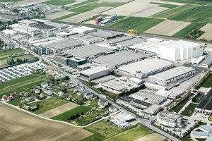  Das Doka Group Headquarter in Amstetten mit über 350.000 m² Fläche. 