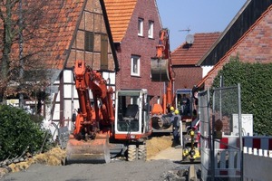  Bauarbeiten im Nadelöhr: Die Straßenverhältnisse in dem historischen Teil von Sendenhorst sind sehr eng; teilweise beträgt die Breite nur 5 m und die Häuser ragen bis an die Fahrbahn heran 