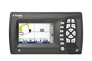  Die Trimble CB450 Kontrollbox lässt sich einfach bedienen, so dass der Baggerfahrer die erforderliche Aushubtiefe und Neigung schneller und ohne Nacharbeit erstellen kann 