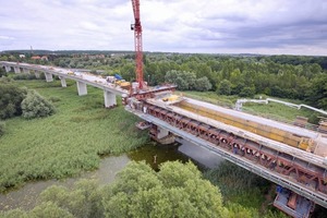  v.l.n.r.: Südlich von Halle entsteht im Zuge der Eisenbahn-Aus- und Neubaustrecke Nürnberg-Ebensfeld-Erfurt-Leipzig/Halle-Berlin die insgesamt 8,6 km lange Saale-Elster-TalbrückeDer Bau der Saale-Elster-Talbrücke verlangt einen absolut sorgsamen Umgang mit der Natur, denn sie überquert eine Wasserschutzzone und mehrere Natur- und VogelschutzgebieteDie Doka-Kletterschalung MF 240 ist mit bauaufsichtlich zugelassenen Konen am Anfängerblock befestigt. Die darauf stehenden Top 50-Elemente lassen sich mühelos um bis zu 75 cm vom Beton zurückspindeln 