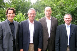  Besiegelten 2006 ihre Zusammenarbeit: (v. l.) Christian Merkel und Frank Wagner (beide Birco), Michael Goebel und Bernd Körber vom Betonwerk Neu-Ulm 