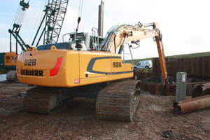  Der Liebherr-Raupenbagger R 926 des Unternehmens Dros Grondverzet im Pumpeinsatz auf der niederländischen Insel Texel. 