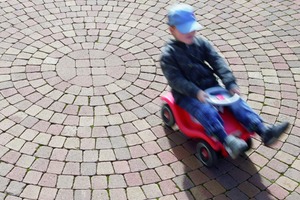  Bei der Bestellung ist zu berücksichtigen, welche Art der Verlegung vorgesehen ist. Das Merkblatt erläutert unter anderem auch die Besonderheiten der maschinellen Verlegung. Foto: BetonBild/SLG 