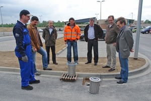  Kleines System, große Wirkung: Innolet filtert rund 80 % der zulaufenden Jahresmenge an Regenwasser. Das überzeugt auch Helmut Lengnick, Herbert Wahner, Herbert Wimmers, Michael Schmitz, Ralf Börmann, Jürgen Schorn und Funke Anwendungstechniker Michael Hennecke (v.re.) 