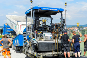  Antennen, Display und Laserempfänger am Fertiger: Damit war der reibungslose Einbau möglich. 