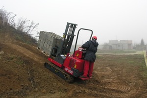  Da der 1,5 t tragende Hinowa HP1500 von Hesse nicht als Dumper, sondern als Geräteträger konzipiert wurde, kann er sich sogar zum Geländestapler verwandelnFoto: Hesse 