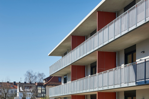  Die Balkone der Landshuter Wohnanlage sind durch einen schmalen Sichtschutz jeweils voneinander getrennt. Als durchlaufende Balkone ermöglichen sie ein Maximum an Grundfläche. 