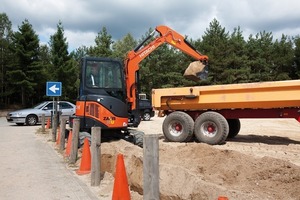  Beim Kurzheck-Mini ZX38U-3 von Hitachi sorgt eine Geschwindigkeitskontrolle für sicheres  Verfahren von Lasten, da das Fahrtempo automatisch reduziert wirdFoto: Kiesel 