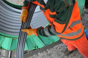  Stahlverstärkte PVC-Profilstreifen als „Hauptdarsteller“ desSPR-Verfahrens: Aus ihm wird in situ ein Liner (durchgängiges Rohr) exakt definierter Abmessung und Geometrie gewickelt 