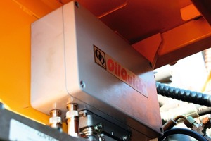  5 Der Steuerrechner für das Werkzeugidentsystem „Tool Control“ wird im Bagger montiertFoto: OilQuick Deutschland GmbH 