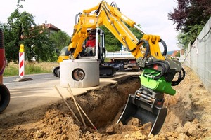  Grabenaushub weit neben der Baggerspur, auch bei weiten Ausladungen, stellt mit dem zylinderlosen Tiltrotator von HKS und Tieflöffel am Schnellwechsler keine Hürde darFoto: HKS 