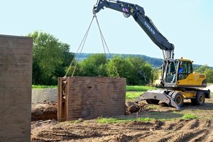  1 Dank Schnellwechsler wie beim Volvo EW180C kann der Tieflöffel in Sekunden abgelegt werden, was Tragkräfte und Standsicherheit bei weiten Ausladungen entsprechend vergrößert.Foto: Volvo CE 