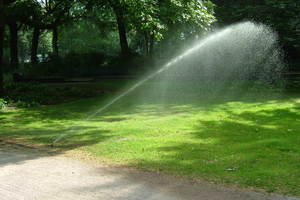  Bei großen Liegenschaften kann eine automatische Bewässerung mit Regenwasser helfen, viel Trinkwasser und Gebühren zu sparen. 
