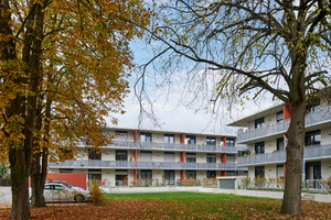  Die Süd- und Westseite der neuen Wohnanlage in Landshut gibt den Blick auf eine Grünanlage mit altem Baumbestand frei. Von den Terrassen im Erdgeschoss und den Balkonen in beiden Obergeschossen lässt sich dieser ausgiebig genießen. 