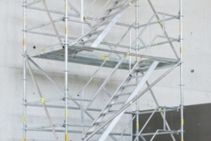  Der Treppenturm lässt sich mit gleichlaufenden (Foto) oder wechselseitigen Treppenläufen aufbauen 