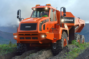  Der knickgelenkte Muldenkipper Doosan DA40 kombiniert einen in seiner Klasse wegweisenden Kraftstoffverbrauch mit einer Höchstgeschwindigkeit von 58&nbsp;km/h 