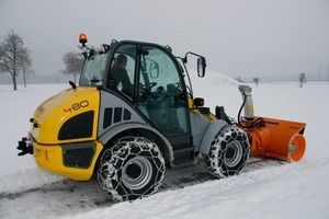  Radlader wie der allradgelenkte Kramer 480 mit Schneefräse am Schnellwechsler und Schneeketten können sich in der kalten Jahreszeit im Winterdienst betätigenFoto: Kramer 