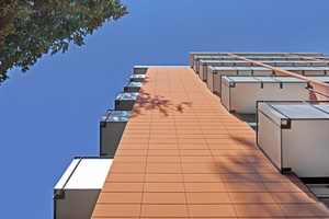  Nachher: Die engobierte Oberfläche der Argeton-Fassadenlösung von Wienerberger ist schmutzabweisend und verringert großflächige Bemoosungen.  