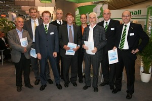  Bei der Vorstellung des neuen Ratgebers auf derIFAT Entsorga 2010 in München trafen sich, v.l.n.r.: Priv.-Doz. Dr. Reinhard Holländer, Dr. Heiko Sieker, Martin Lienhard, Dr. Harald Sommer, Prof. Dr. Hansjörg Brombach, Marco Schmidt, Klaus W. König, Markus Grimm und Markus Böll Fotos: Mall GmbH 