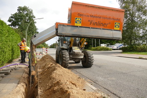  Der Radlader fährt parallel zum Kabelkanal. Das verkürzt das Verfüllen enorm. 