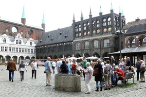  Das Lübecker Rathaus wird in einem historischen Reisebericht als ein „steinernes Märchen“ benannt 