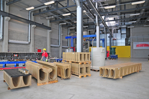 In der rund 1.200 m² großen Produktionshalle am Standort Reith werden vorrangig Großteile aus Polymerbeton, wie z.B. Schlitzrinnen mit bis zu 4,00 Meter Länge und Großbehälter für Abscheideranlagen hergestellt 