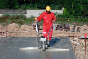  2 Zur Verdichtung und Glättung von Betonflächen eingesetzte Dynapac Patsche 