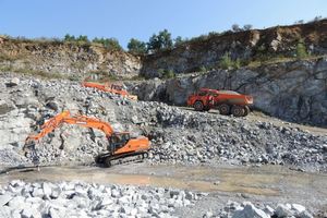 Im Steinbruch Kožlí hatten die Kunden Gelegenheit, die größtmögliche Auswahl an Doosan Heavy-Maschinen unter realen Bedingungen auszuprobieren 