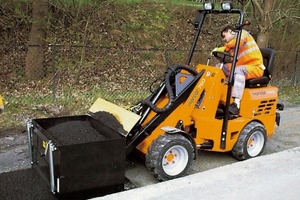  Mit einem kleinen, schmalen Anbaufertiger am Schnellwechsler schließt der finnische Norcar-Lader (Nadler Straßentechnik, Schweitenkirchen) den Graben sauber und effizientFoto: Norcar 