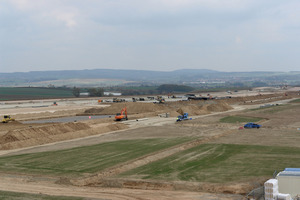  Mehr als 6,5 Mio. m3 Erdreich hat die ARGE Verkehrsflughafen Kassel-Calden Erdbau von Oktober bis Dezember 2011 auf dem rund 220 ha großen Baufeld des neuen Flughafens bewegt 