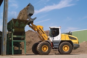  Sämtliche Radlader von Liebherr, auch die größeren wie dieser 13,3 t schwere L542 2plus1 mit Hochkippschaufel, werden hydrostatisch angetrieben 