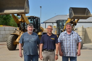  Blicken auf eine gute Zusammenarbeit: Jörg Sommer (mitte), Geschäftsführer Sommer Baustoffe; Georg Bröker (links) und Uwe Tomischat (Geschäftsführer Waagenmanufaktur Bark). 