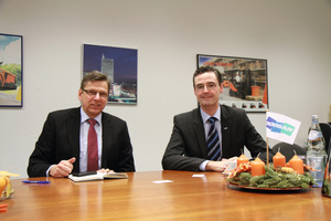  Doosan-Geschäftsführer Franz Beckmann (rechts) im Gespräch mit THIS-Chefredakteur Eugen Schmitz 