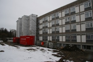  Die ursprüngliche Fassade der Klinik in Bad Aibling sollte durch umfassende Sanierungsmaßnahmen aufgewertet werden und mit neuen Balkonen den Patienten einen zusätzlichen Erholungswert bieten 