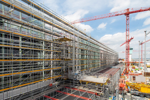  Fassadengerüste: 

Mit dem auf der BAUMA 2016 vorgestellten Peri Up Easy lassen sich besonders leichte Rahmengerüste für sicheres Arbeiten an der Fassade erstellen. 
Da das Geländer für die nächste Gerüstlage ohne Zusatzteile bereits mit dem Easy Rahmen montiert wird, ist der Gerüst-Ersteller auf jeder Ebene ohne Anseilschutz gegen Absturz gesichert.  