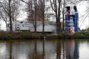  4 Schlauchliner-Einbau von Düker-Unterhaupt her: Der Inversionsturm mit Inversions-Wassersäule und dem Heizfahrzeug (rechts) 