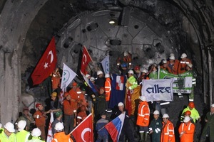  3 Erfolgreicher Stollendurchschlag am 13. April 2009 auf der asiatischen Seite Istanbuls Fotos: Herrenknecht AG 