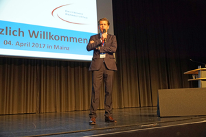  Organisator Igor Borovsky begrüßt die Teilnehmer in Mainz. 