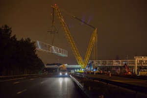  Für den Hub einer stählernen Fahrradbrücke über die A4 bei Schiltigheim im Elsass setzte der Krandienstleister Sarens den Terex Superlift 3800 Gittermast-Raupenkran ein. (Foto: Terex) 