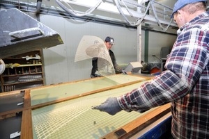  oben: Überaus leicht und flexibel einsetzbar: Fassadenplatten aus Textilbeton – hier die Herstellung der Fassadenplatten für das Community College Leiden (ROC)unten: Spezielle Oberflächenbearbeitung: Nach der Betonierung und Trocknung werden die Elemente für das Projekt in Leiden gesäuert 