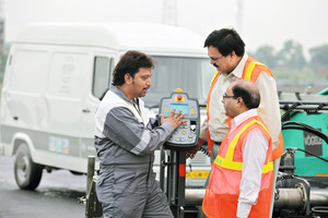  E. Subash, Service Manager bei Wirtgen India (l.), erklärt die Anwendung von Niveltronic. RK Gupta, General Manager Soma (m.) und Pankaj Zade, Assistent General Manager Soma, vertrauen auf die bewährten Wirtgen Group Technologien 