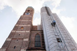  Für die aufwendige Renovierung der Münchner Frauenkirche  –<br />beiden Türme haben immerhin eine Außenfläche von je 4.000 m² – leistete der Geda Multilift P18 wertvolleHilfe. 