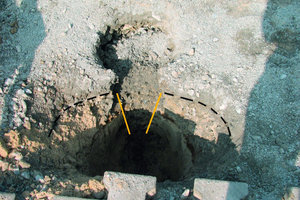  12 Eingestürzter Hohlraum in der Schottertragschicht und Verlauf des darunter befindlichen Sackungstrichters 